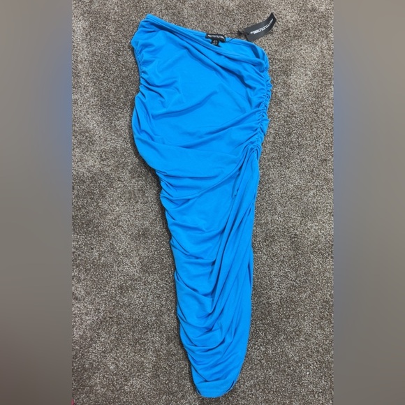 PrettyLittleThing one sleeve dress - Picture 2 of 4